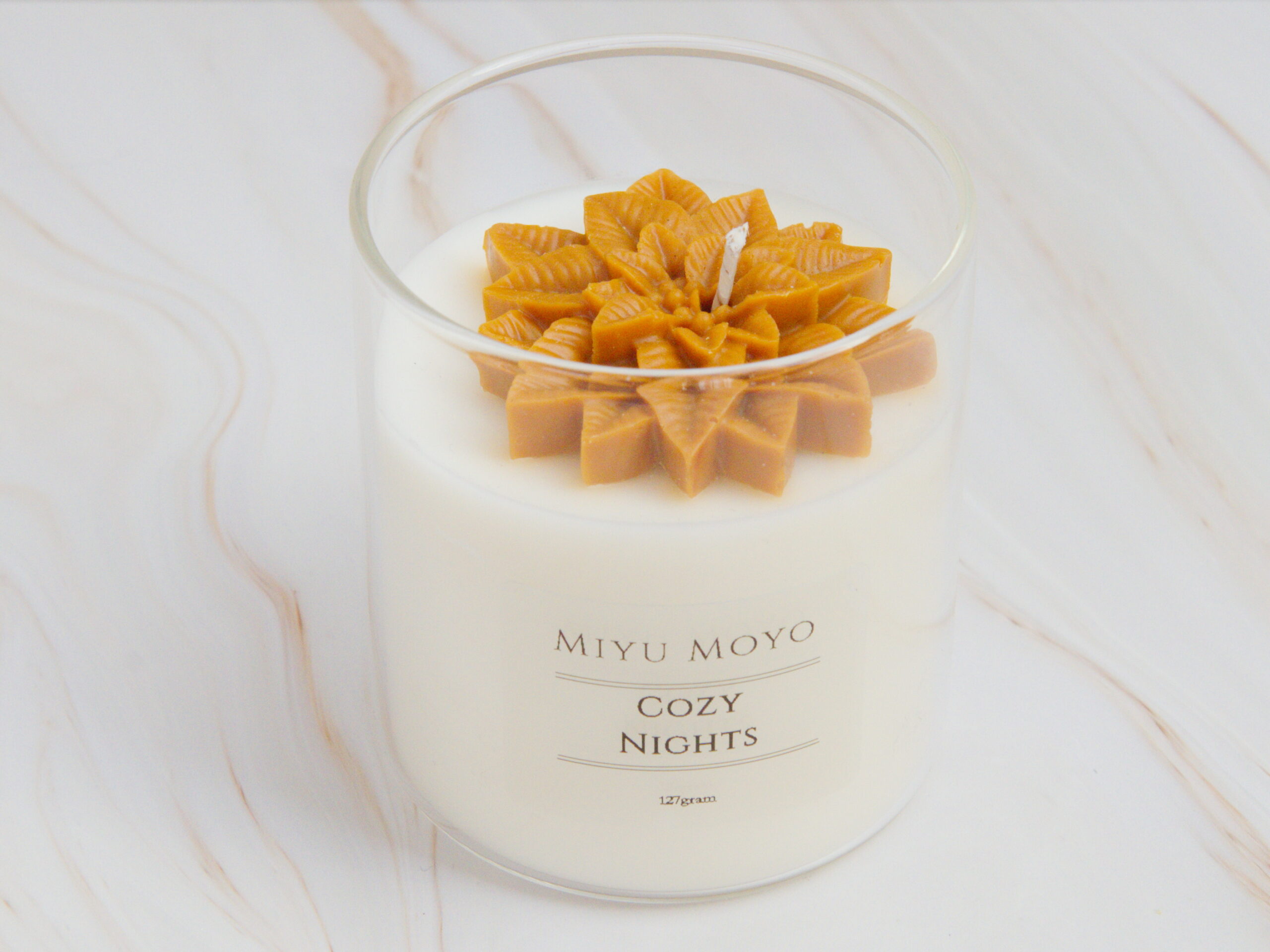 Cozy Nights met oranje bloem